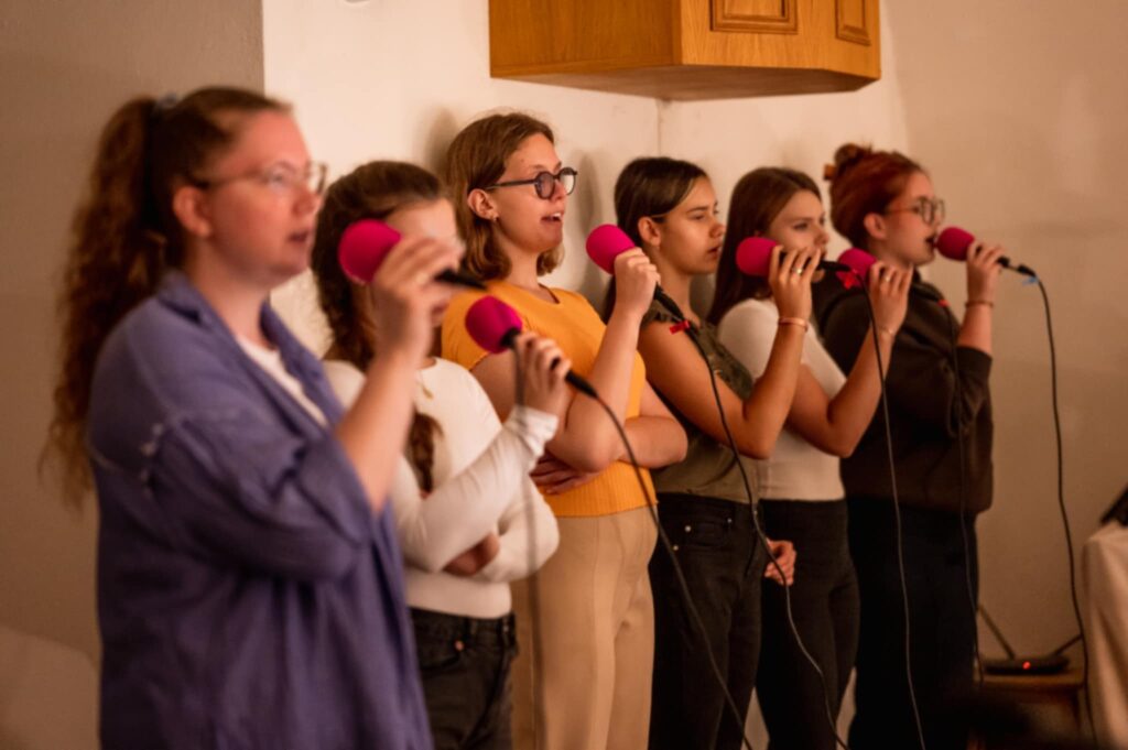 Schola podczas śpiewu na Mszy świętej